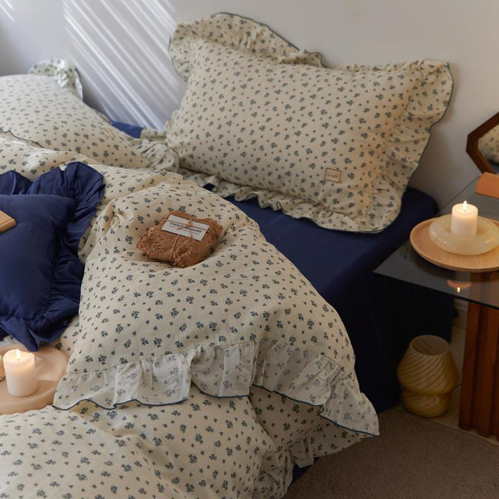 Romantic ruffle bedding set made of cotton percale with vintage floral print