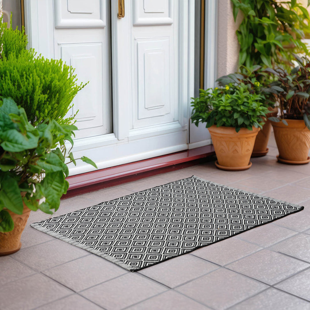Modern runner made of handwoven cotton with geometric diamond pattern