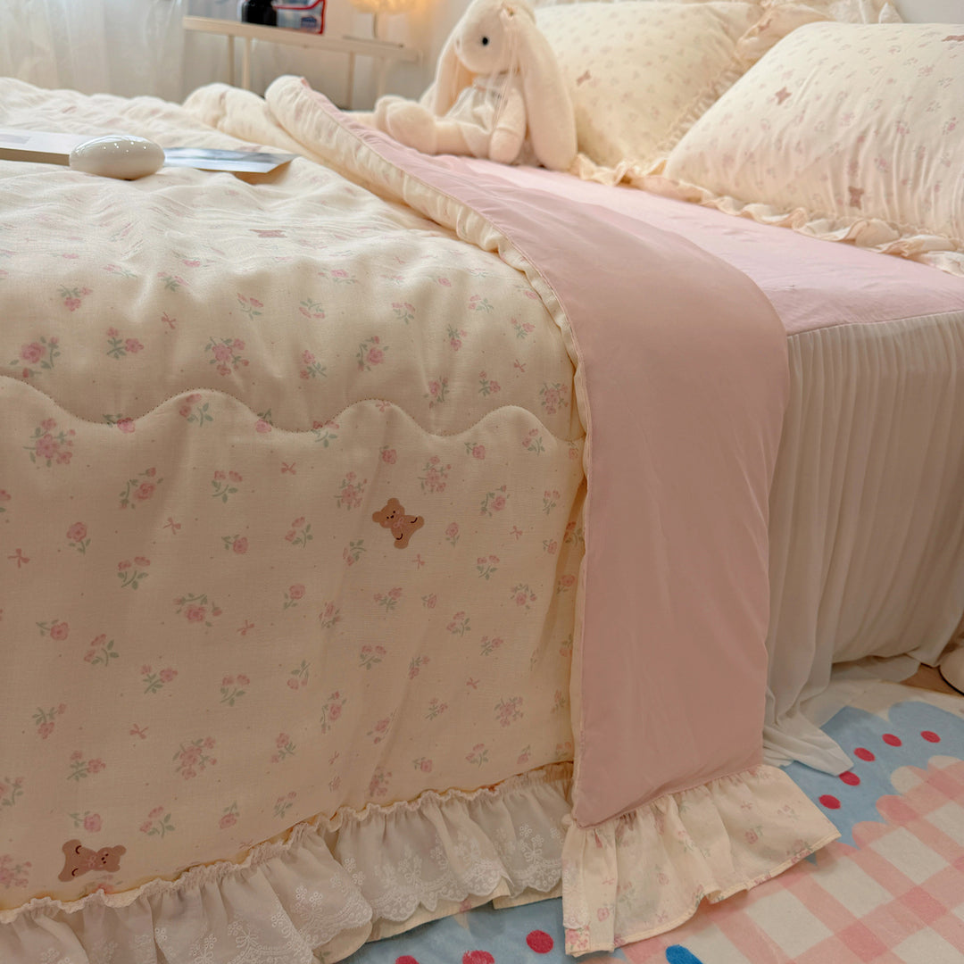 Patchwork bedding set made of cotton muslin with ruffles and light quilt