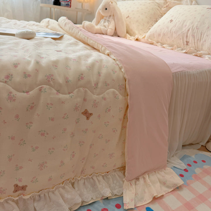 Patchwork bedding set made of cotton muslin with ruffles and light quilt