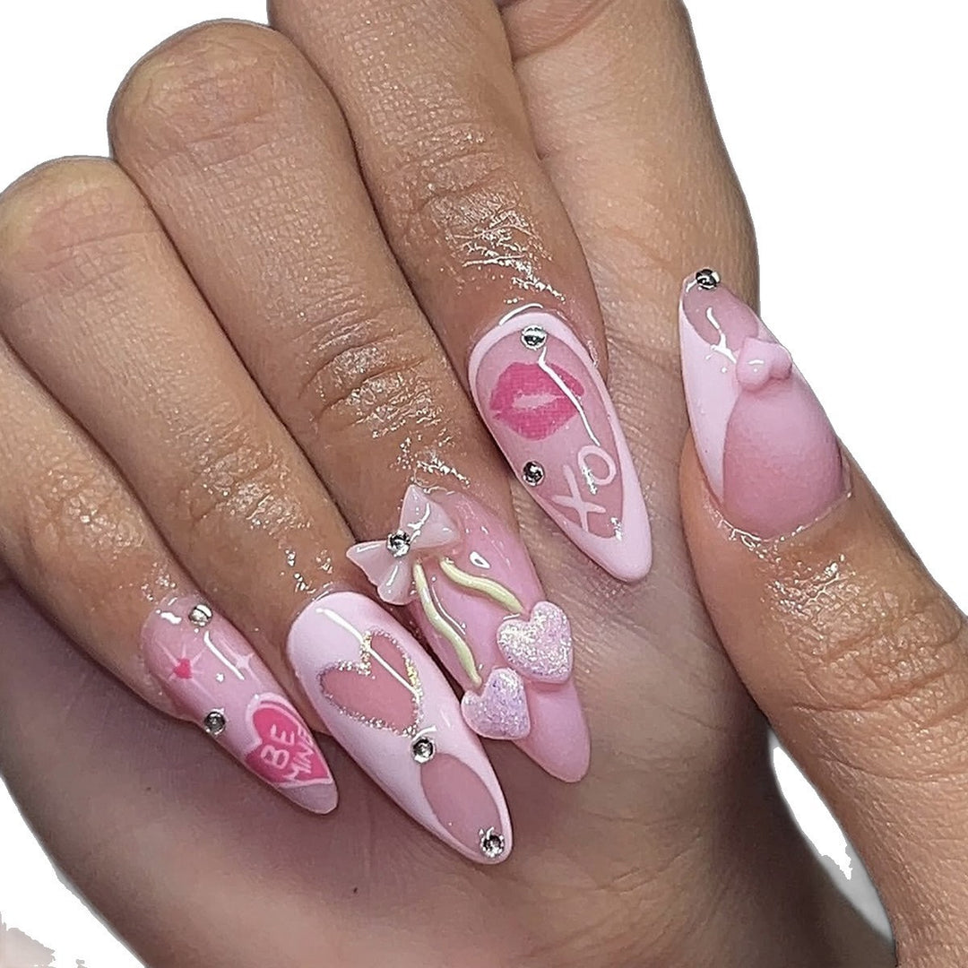 Artificial nail set with playful heart and lip motifs Stornfield
