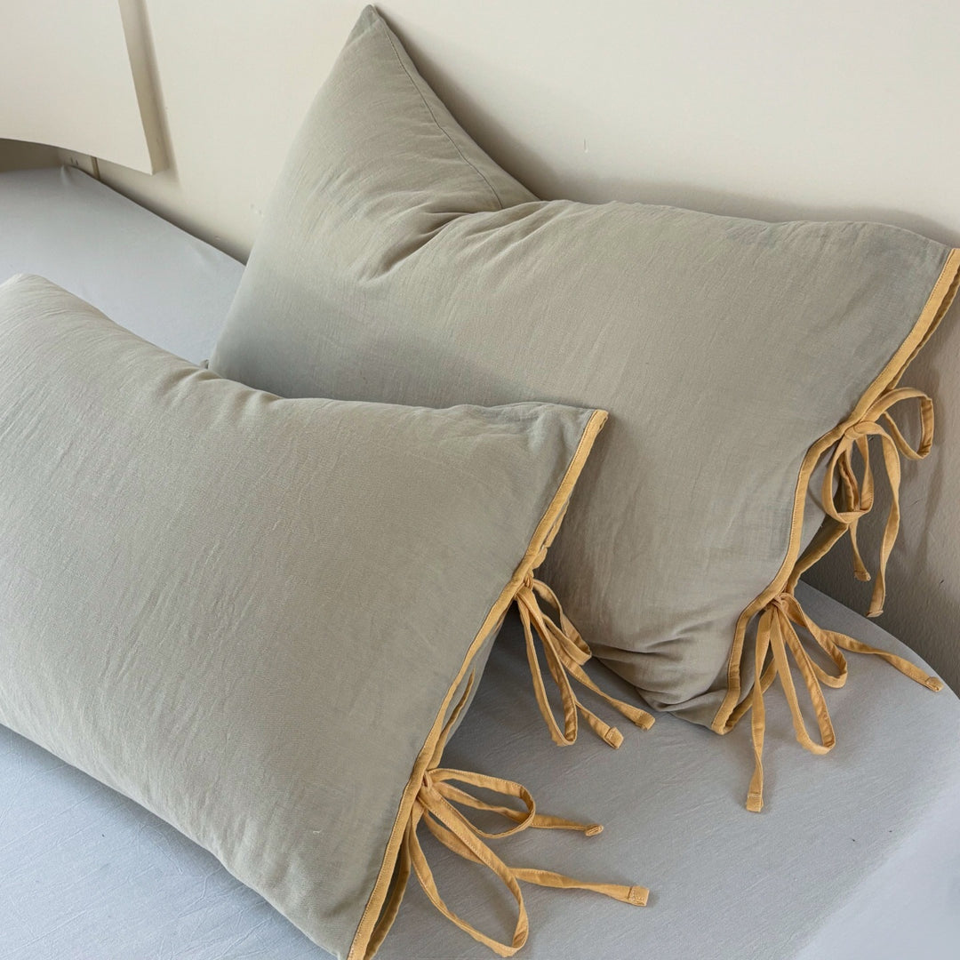 Pillowcase set in washed linen look with decorative ties