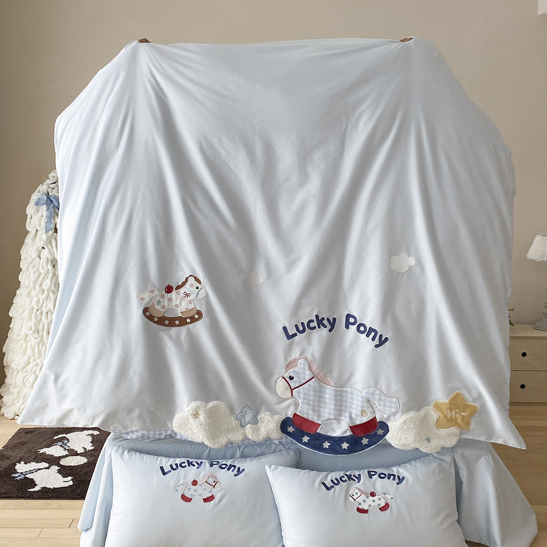 Quilted children's bedding set with pony appliqués and cuddly texture