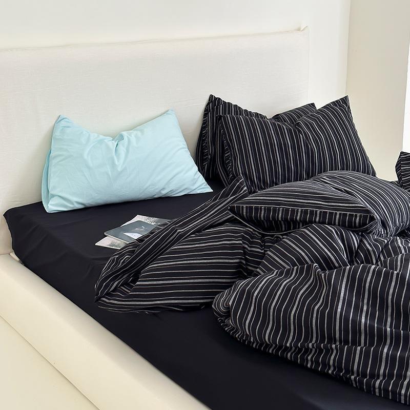 Duvet cover set made of cotton percale with fine pinstripe