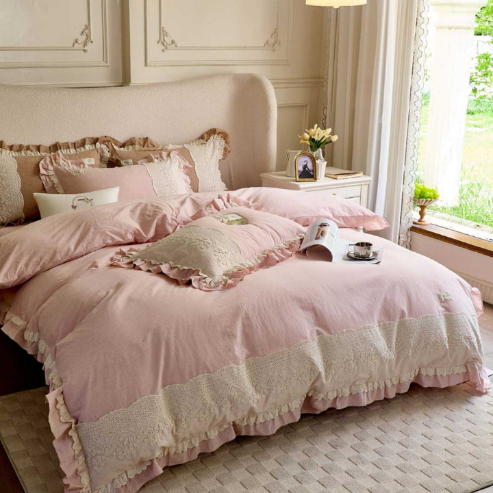 Bedding set made of cotton-linen with crochet lace trim, embroidered borders and ruffled edge