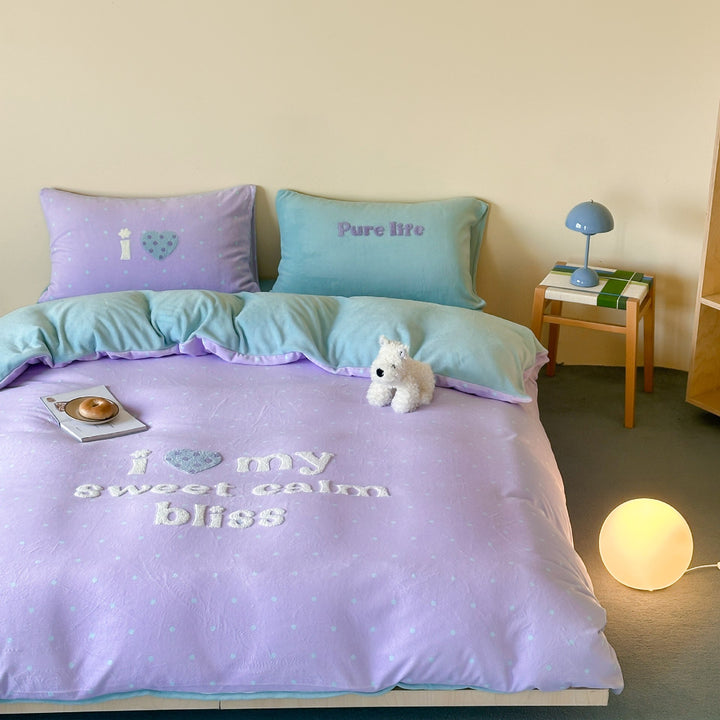 Playful bedding set made of soft cotton satin with embroidered letter appliqués