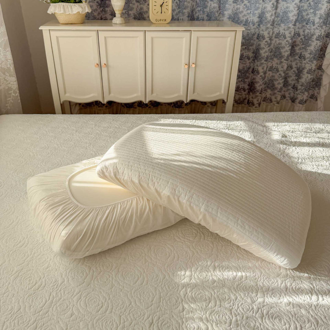 Bedding set with quilted pillowcase and elastic fitted sheet