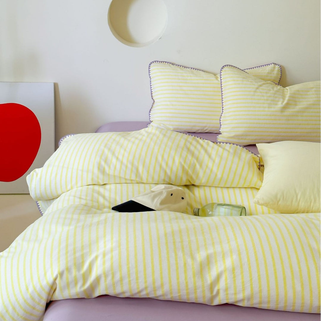 Striped bedding set made of cotton satin with ruffled edges and reversible function