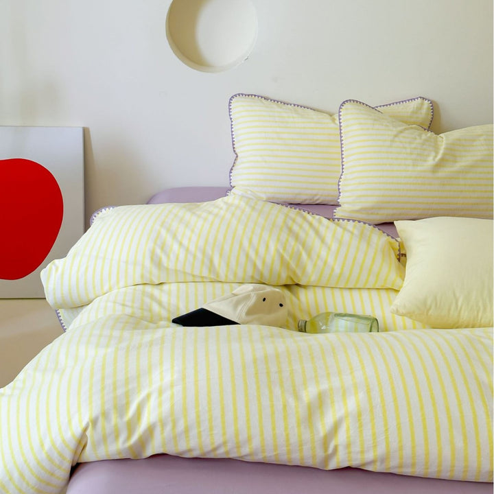 Striped bedding set made of cotton satin with ruffled edges and reversible function