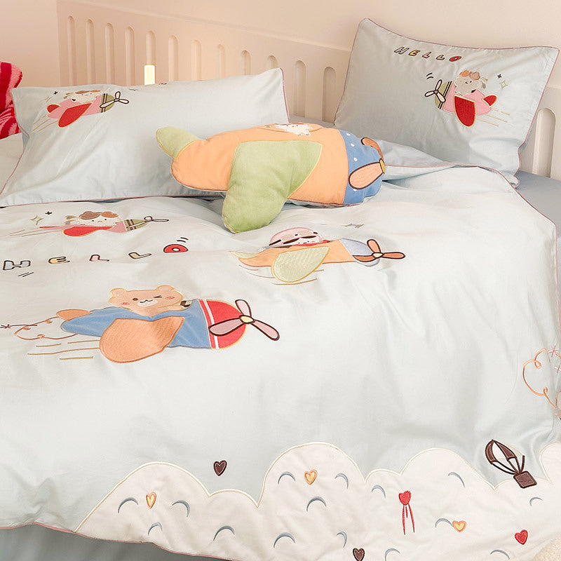 Children's bedding set made of cotton with embroidered airplane and bear motifs