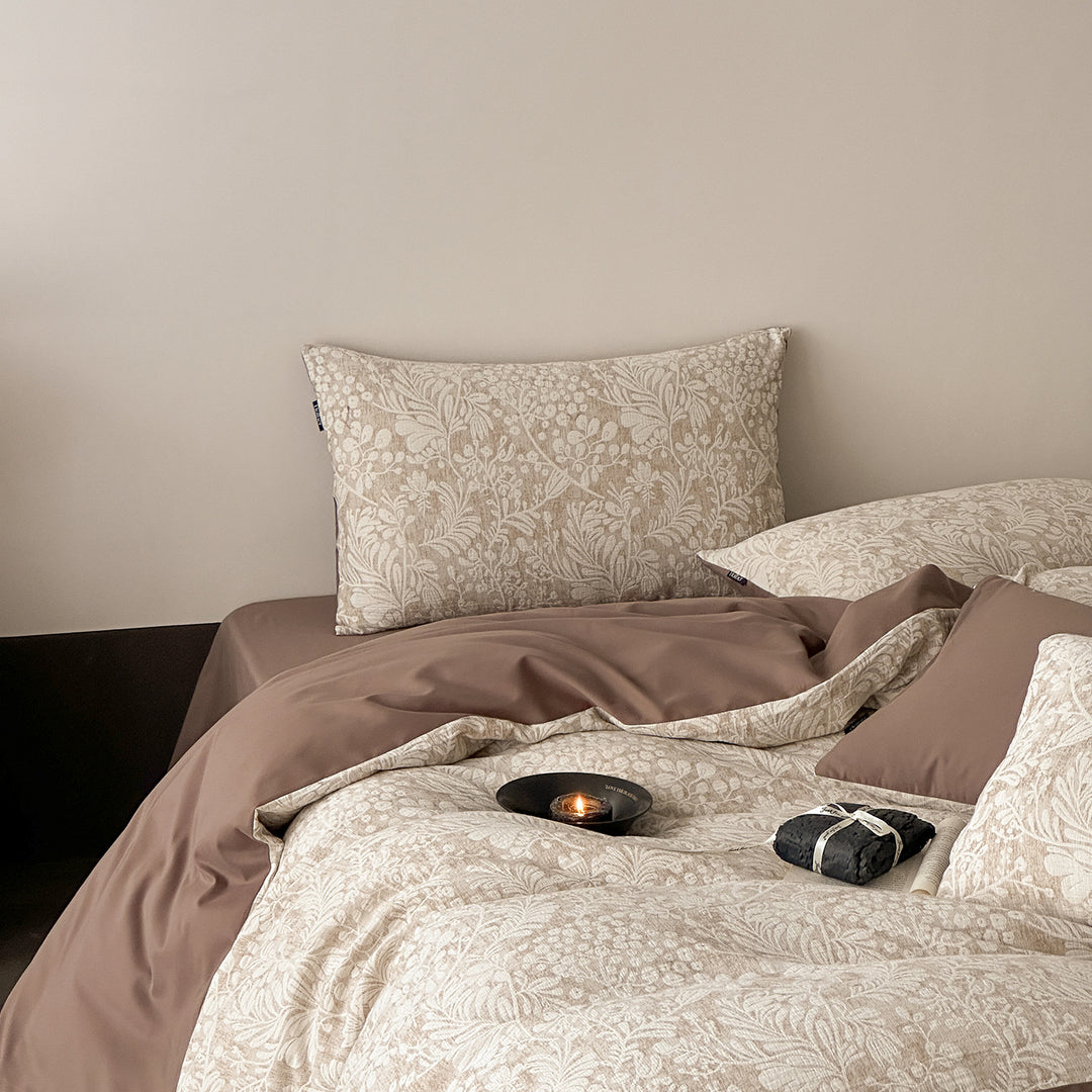 Reversible bedding set made of cotton blend with fine floral jacquard and contrasting solid reverse