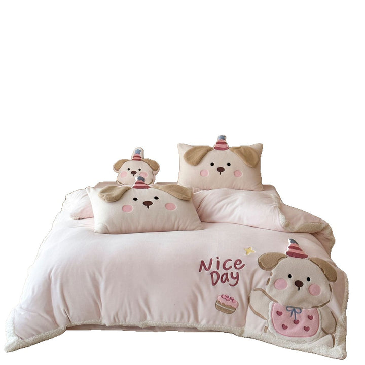 Child bedding set with embroidered bear motif, cozy quilt and plush pillow