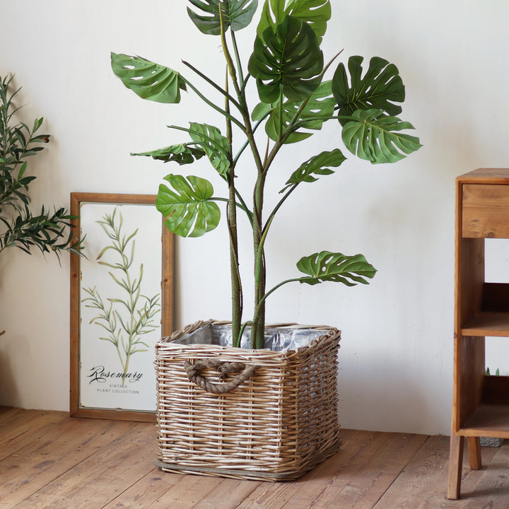 Storage basket with handcrafted details Stornfield