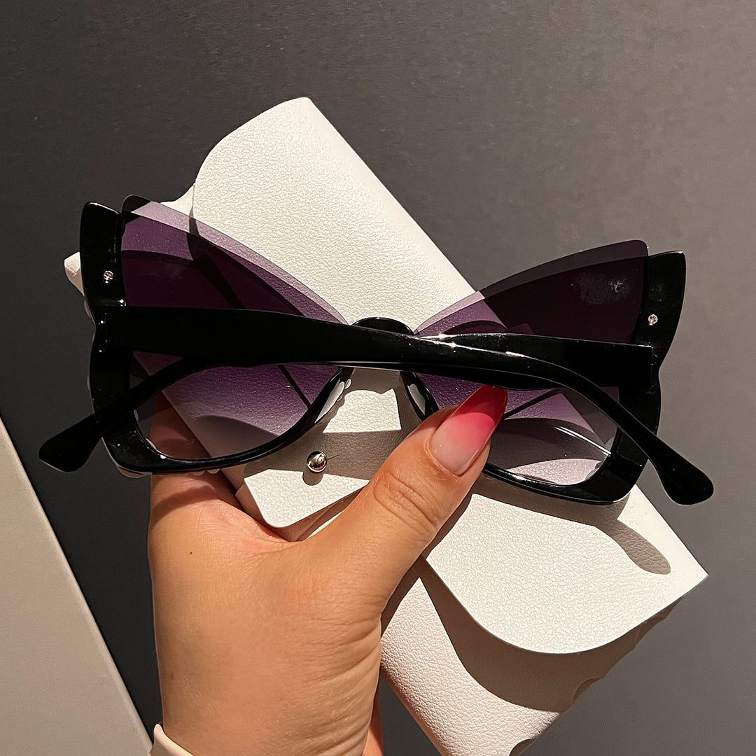 Women striking sunglasses with pearl decoration Stornfield