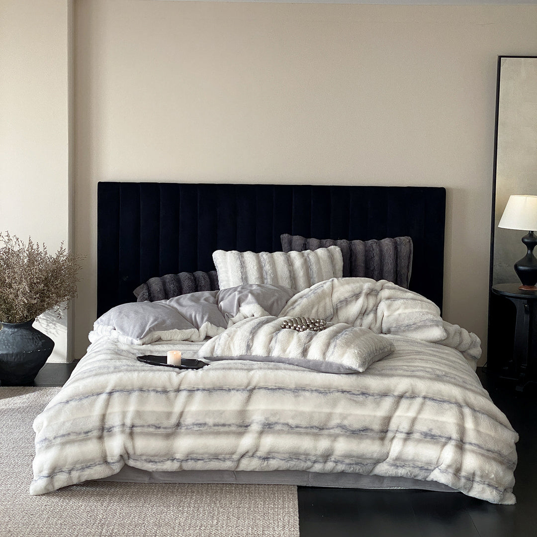 High-pile cuddle duvet cover set made of faux fur with fine striped texture