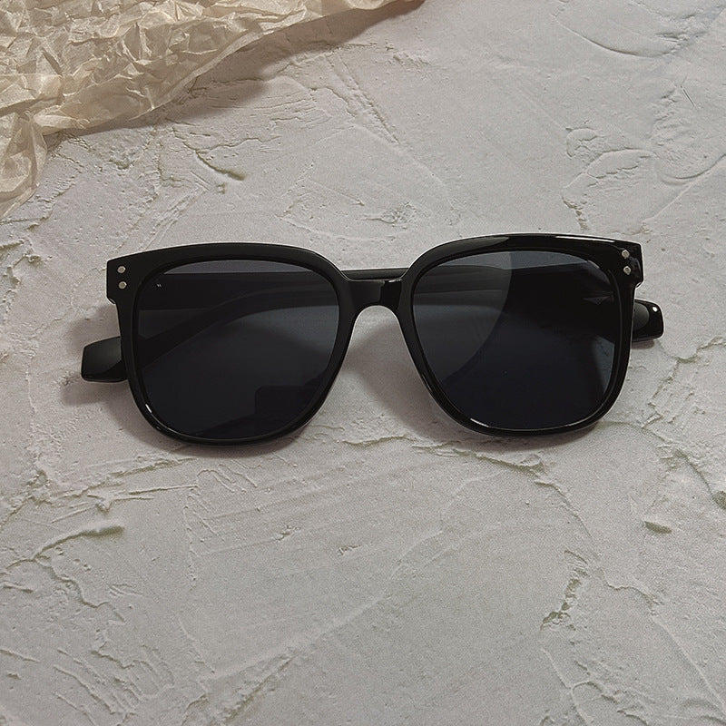 Fashionable Oversized Sunglasses in Contemporary Design Stornfield
