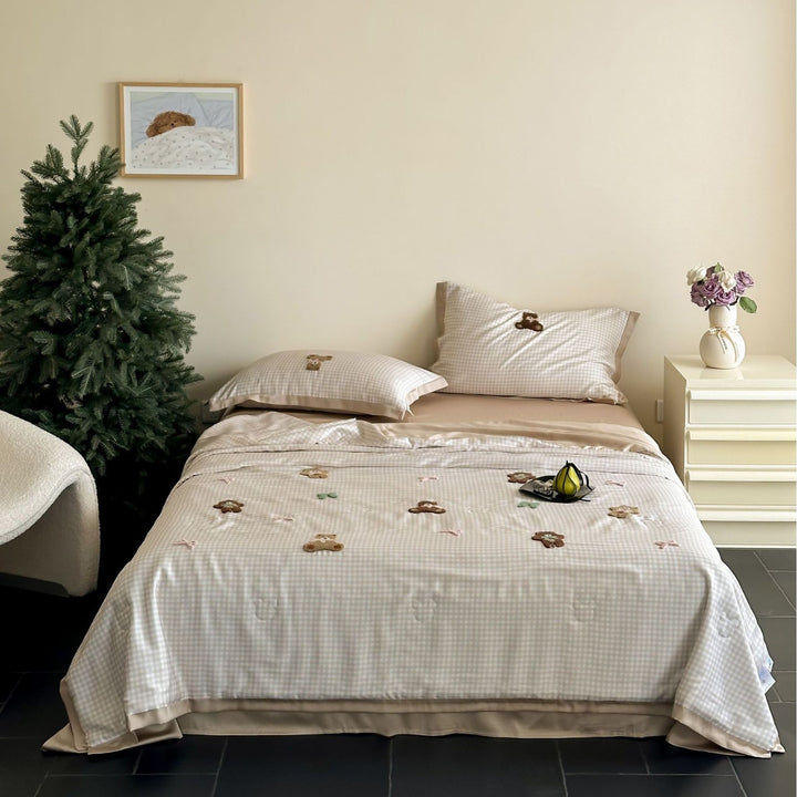 Bedding set with embroidered teddy motifs and fine gingham check