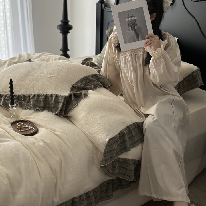 Bedding set made of cotton muslin with check frill and softly crinkled surface