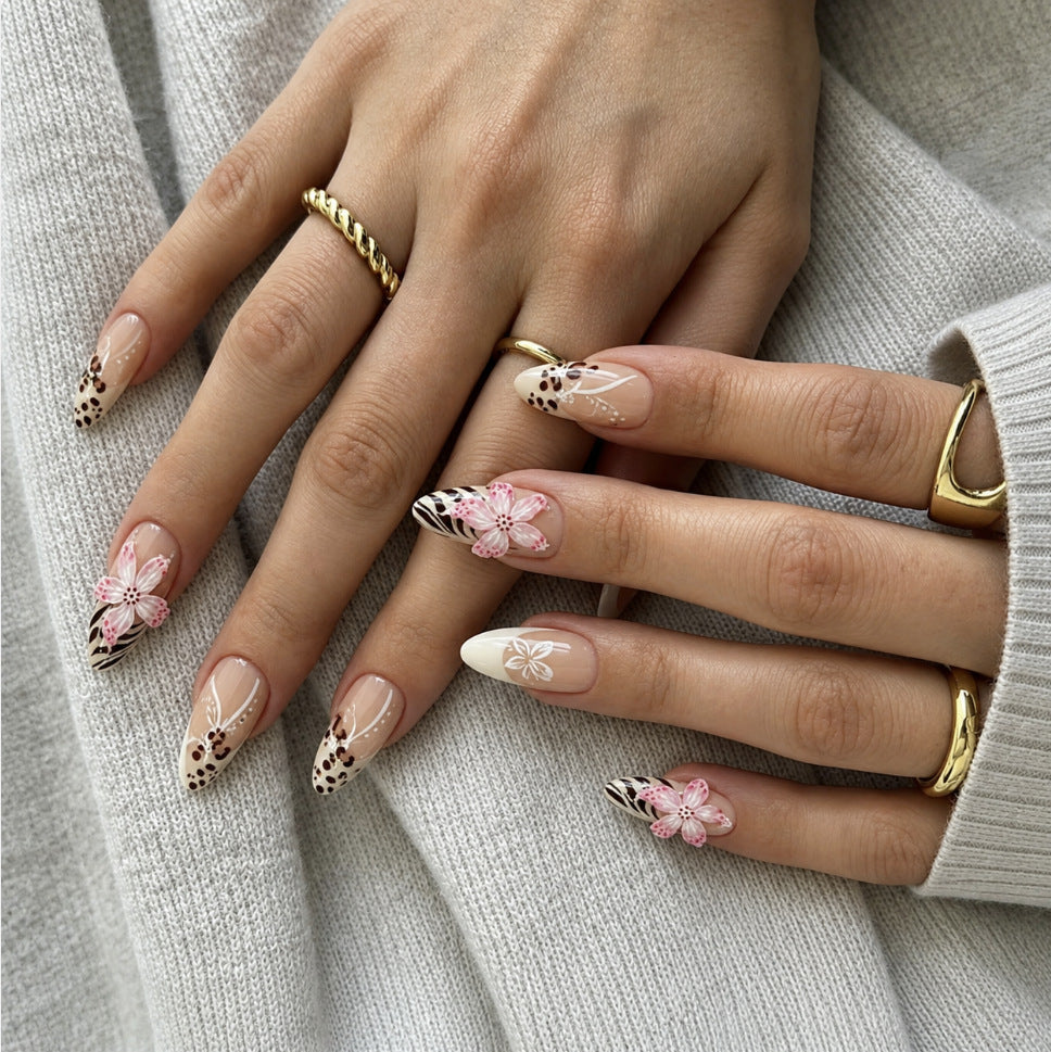 Artificial nails with floral design and elegant lace look Stornfield
