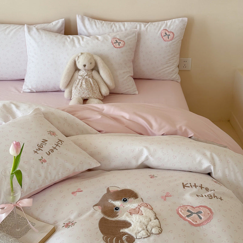 Children's bedding set with embroidered teddy bear motif and reversible cotton satin