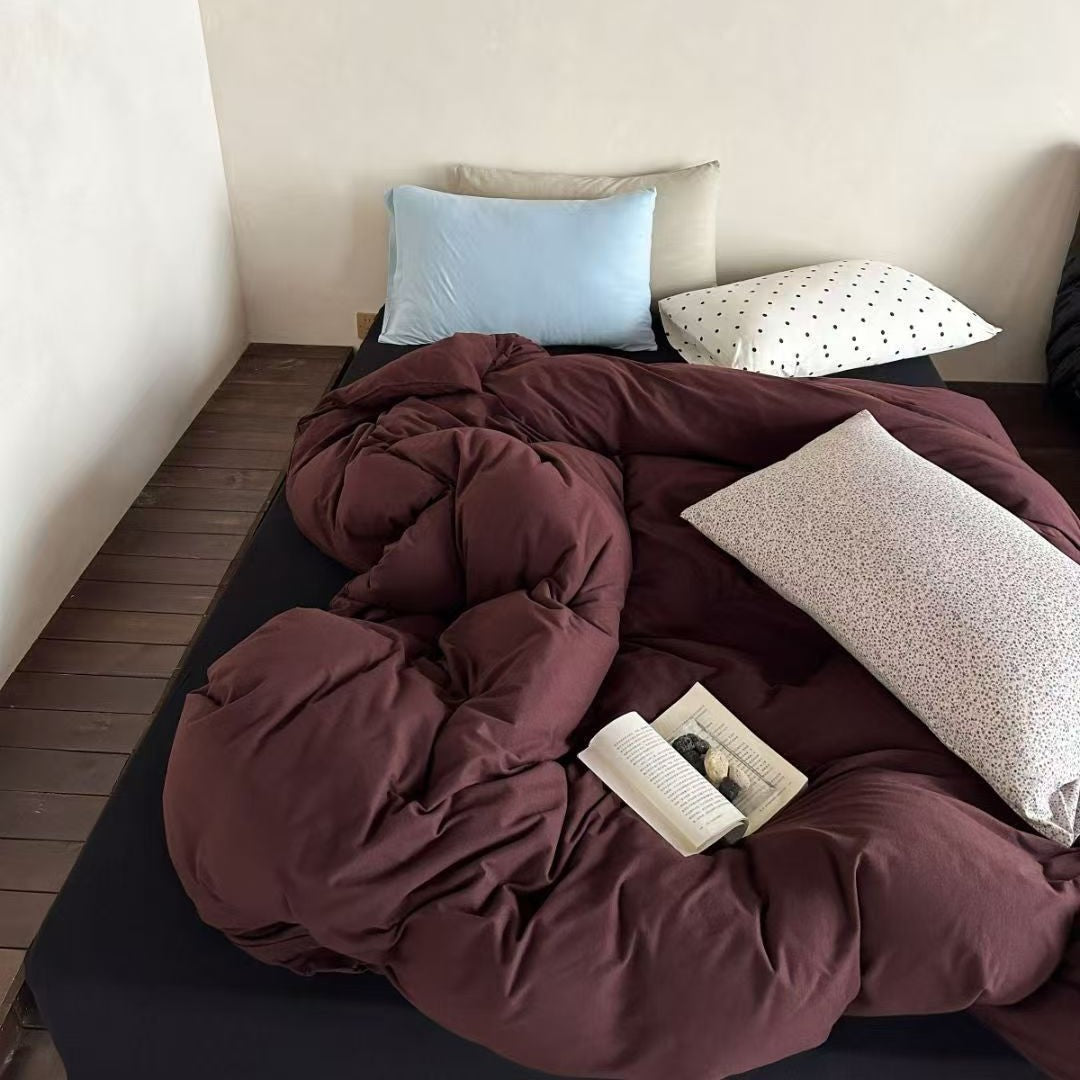 Satin bedding set in luxurious silk look