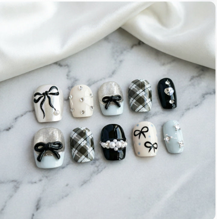Artificial nails with elegant bows and rhinestones Stornfield