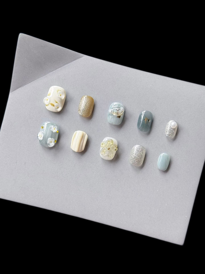 Decorative Press-On Nail Art Set with Elegant Floral and Glitter Accents