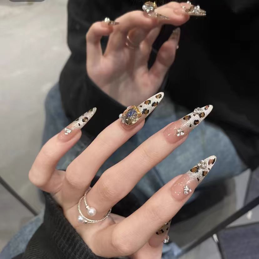 Artificial nails with glamorous glitter accents and leopard print Stornfield
