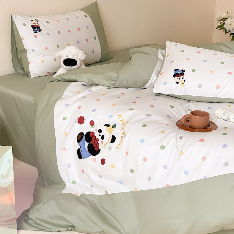 Children's bedding set made of fine cotton blend with pastel-colored polka dot print and teddy appliqué