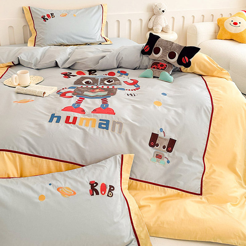 Kids' bedding set with playful robot and animal design