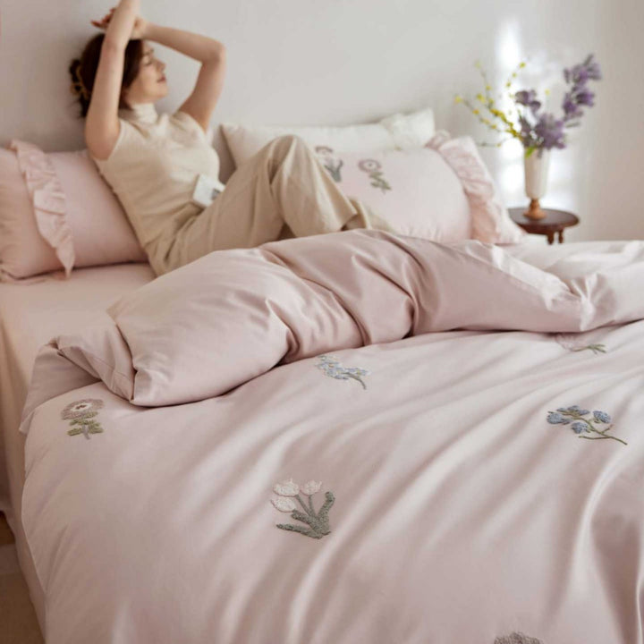 Cotton satin duvet cover set with embroidered wildflowers and decorative ruffle