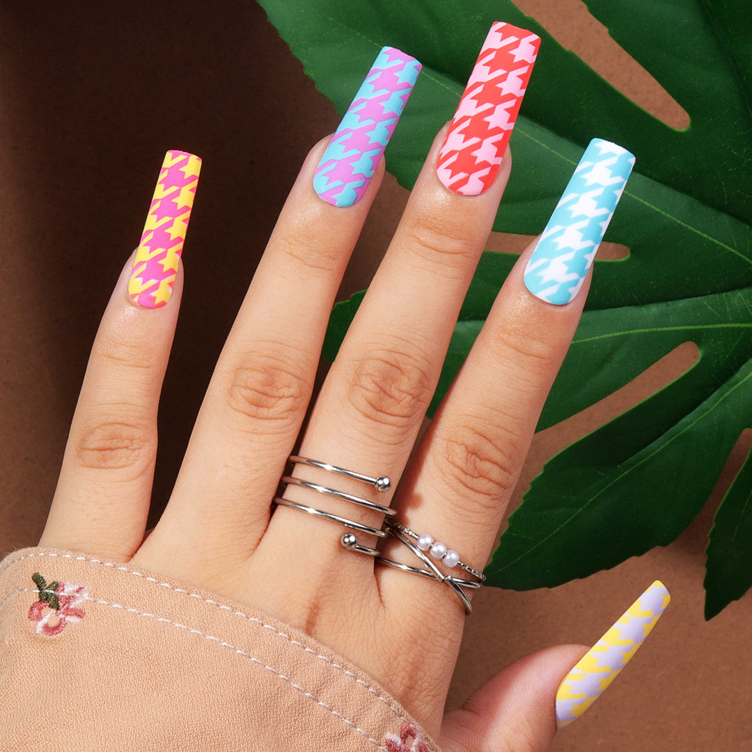 Fashionable houndstooth pattern artificial nail set Stornfield