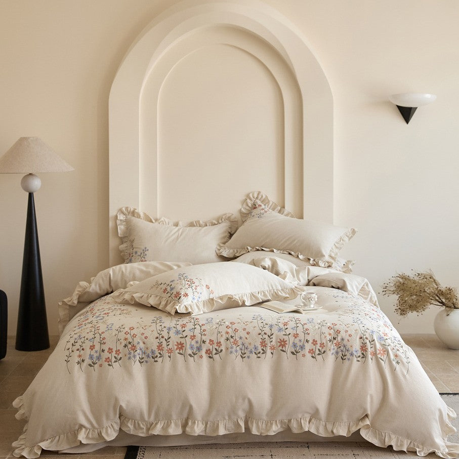 Bedding set made of cotton-linen with floral embroidery and ruffle edge