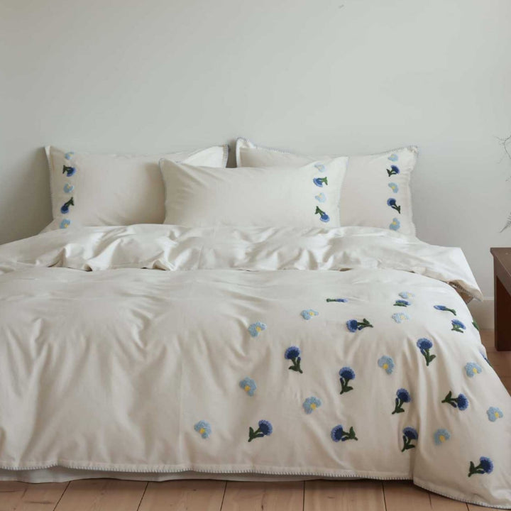 Luxurious bedding set made of cotton satin with hand-stitched floral appliqués