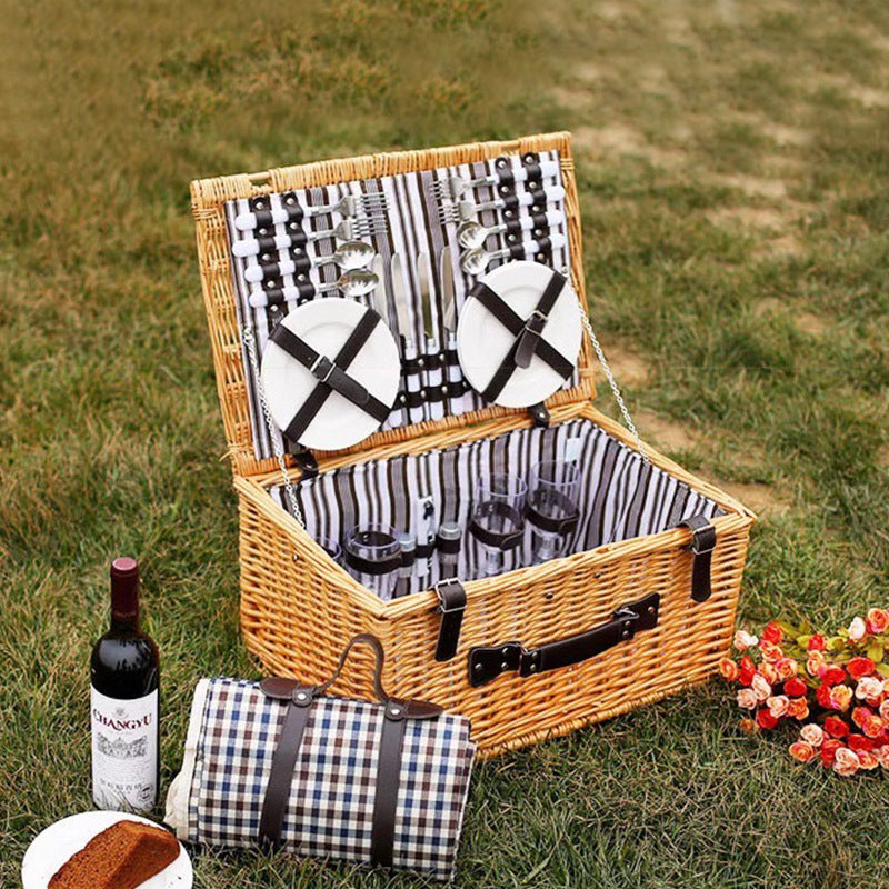 Rustic picnic basket with dish set Stornfield