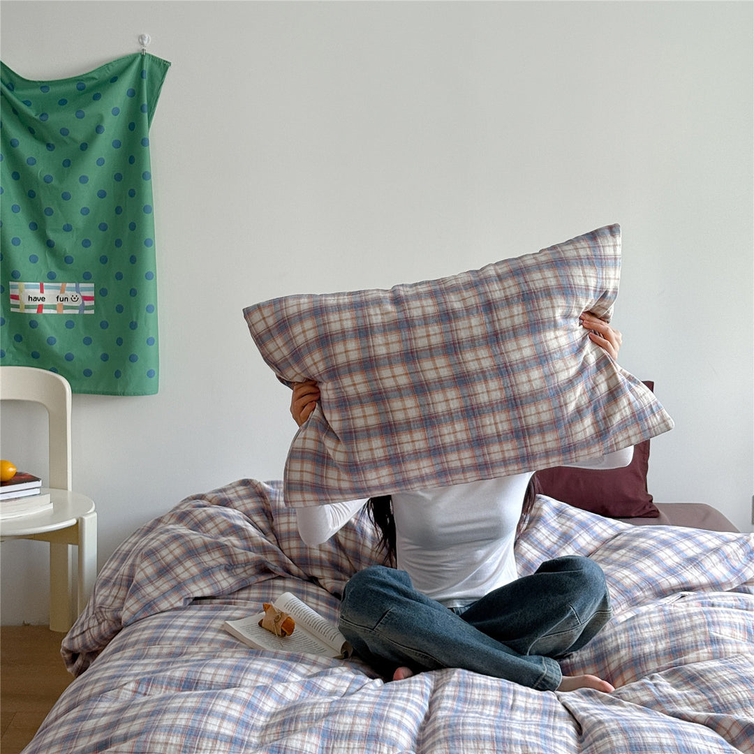 Light checkered pattern bedding set made of cotton muslin with a soft surface