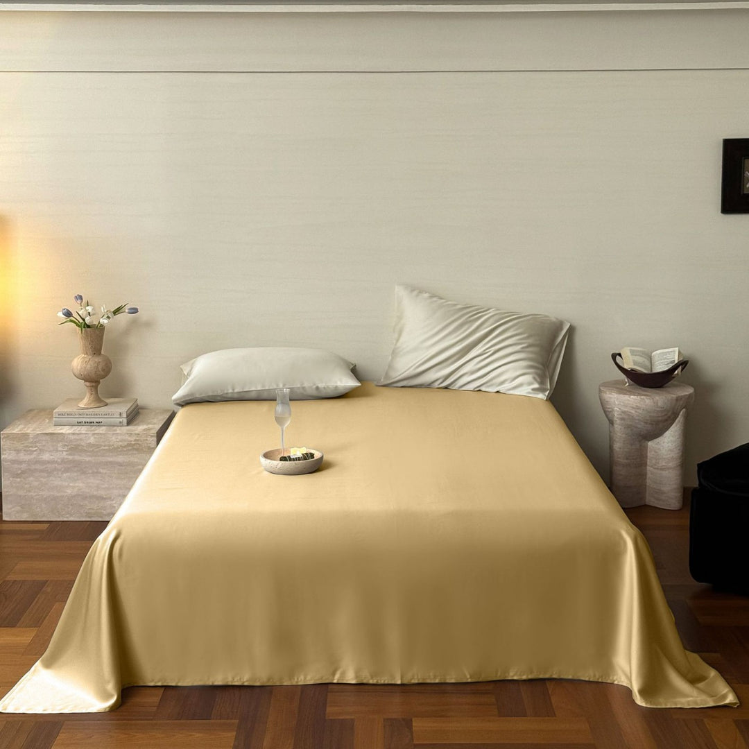 Luxurious satin bedding set with a silky-smooth surface, reversible function and hotel closure