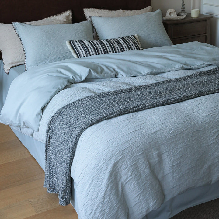 Bedding set made of cotton-linen with textured crinkle look and quilted bedspread