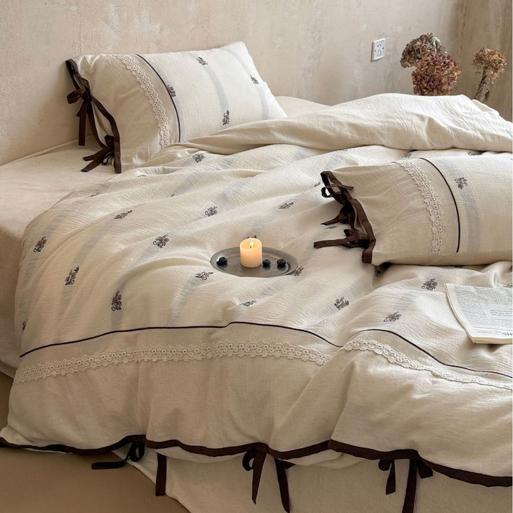Reversible bedding set in linen look with lace trim and decorative bows