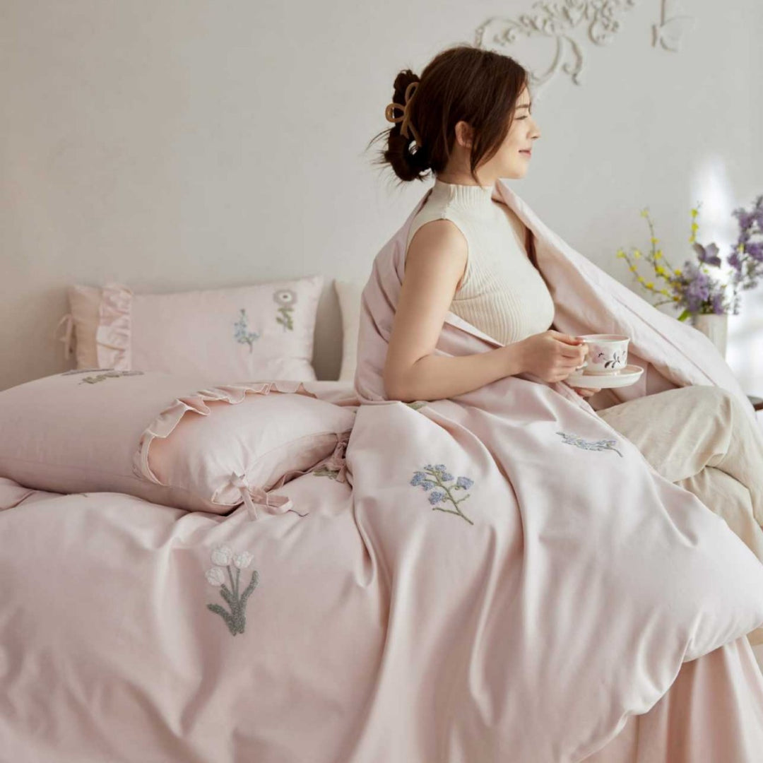 Cotton satin duvet cover set with embroidered wildflowers and decorative ruffle