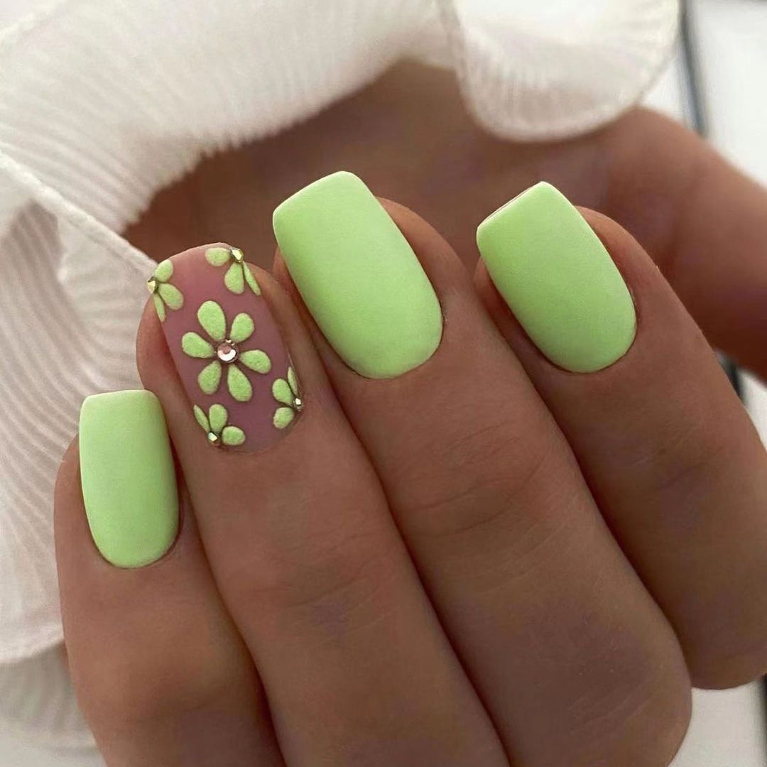 Artificial nails with delicate floral patterns Stornfield