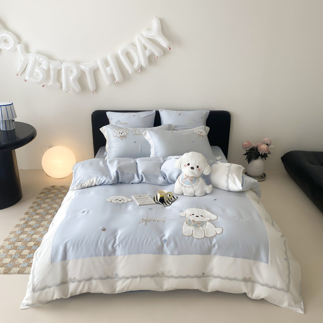 Children's bedding set made of cotton satin with embroidered dog appliqués and cuddly plush toy