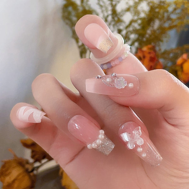 Artificial nails with glamorous pearl and glitter design Stornfield