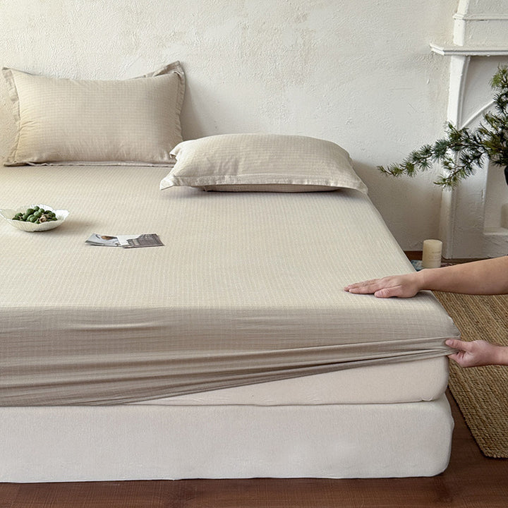 Elastic fitted sheet made of cotton jersey with deep pocket and stretchy all-around elastic