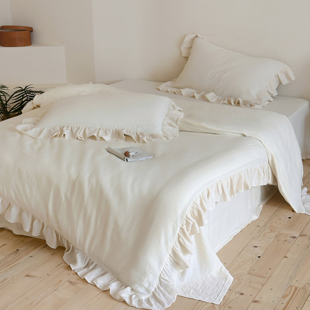 Bedding set with ruffles in lightweight cotton muslin quality