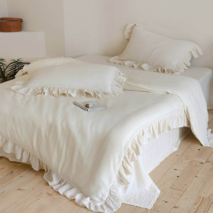 Bedding set with ruffles in lightweight cotton muslin quality