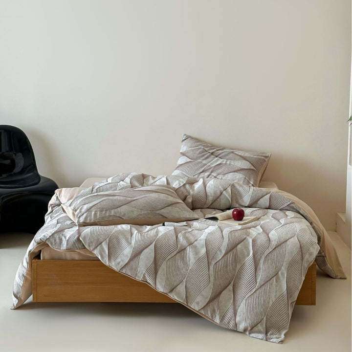 Bedding set made of cotton satin with organic wave print