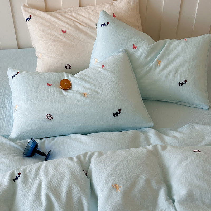 Bedding set made of cotton muslin with subtle embroidery patterns and extra-soft quilted texture