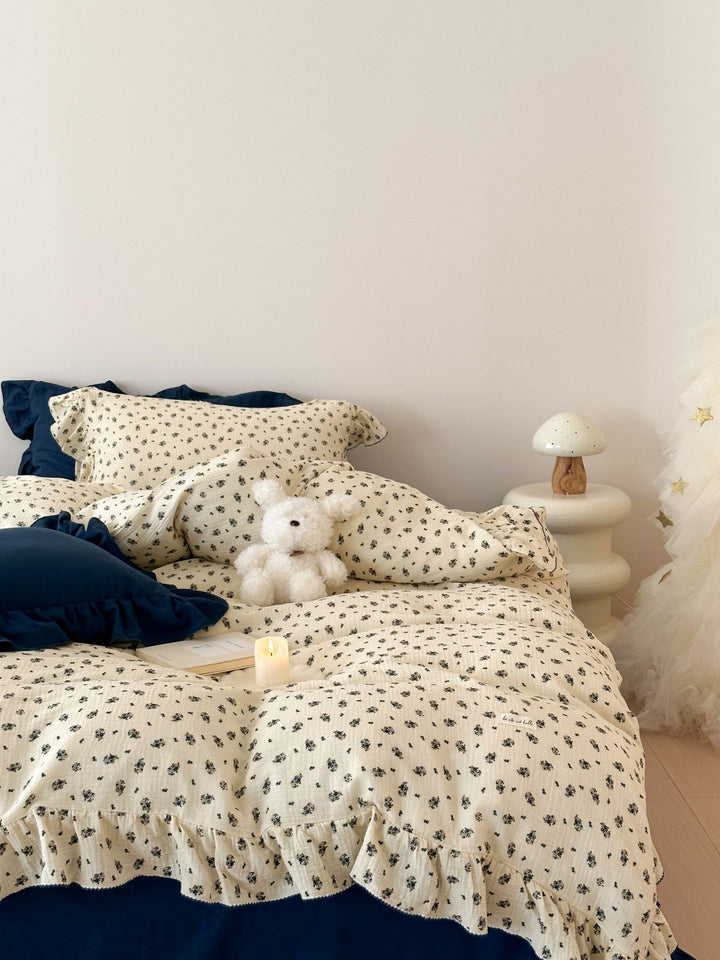 Bedding set made of cotton gauze with ruffled trim and fine bow print