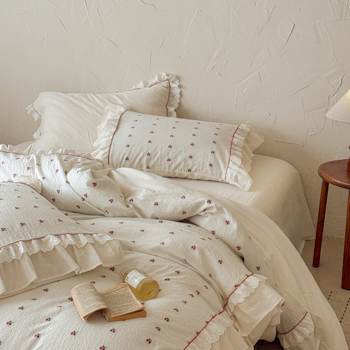 Bedding set made of cotton muslin with cherry embroidery and lace ruffle